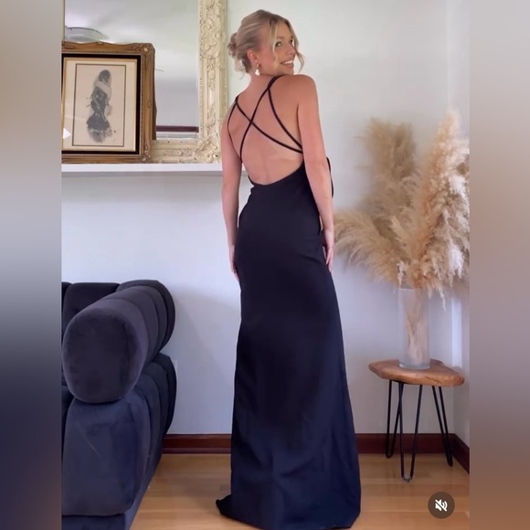 Black dress - Picture 2 of 3